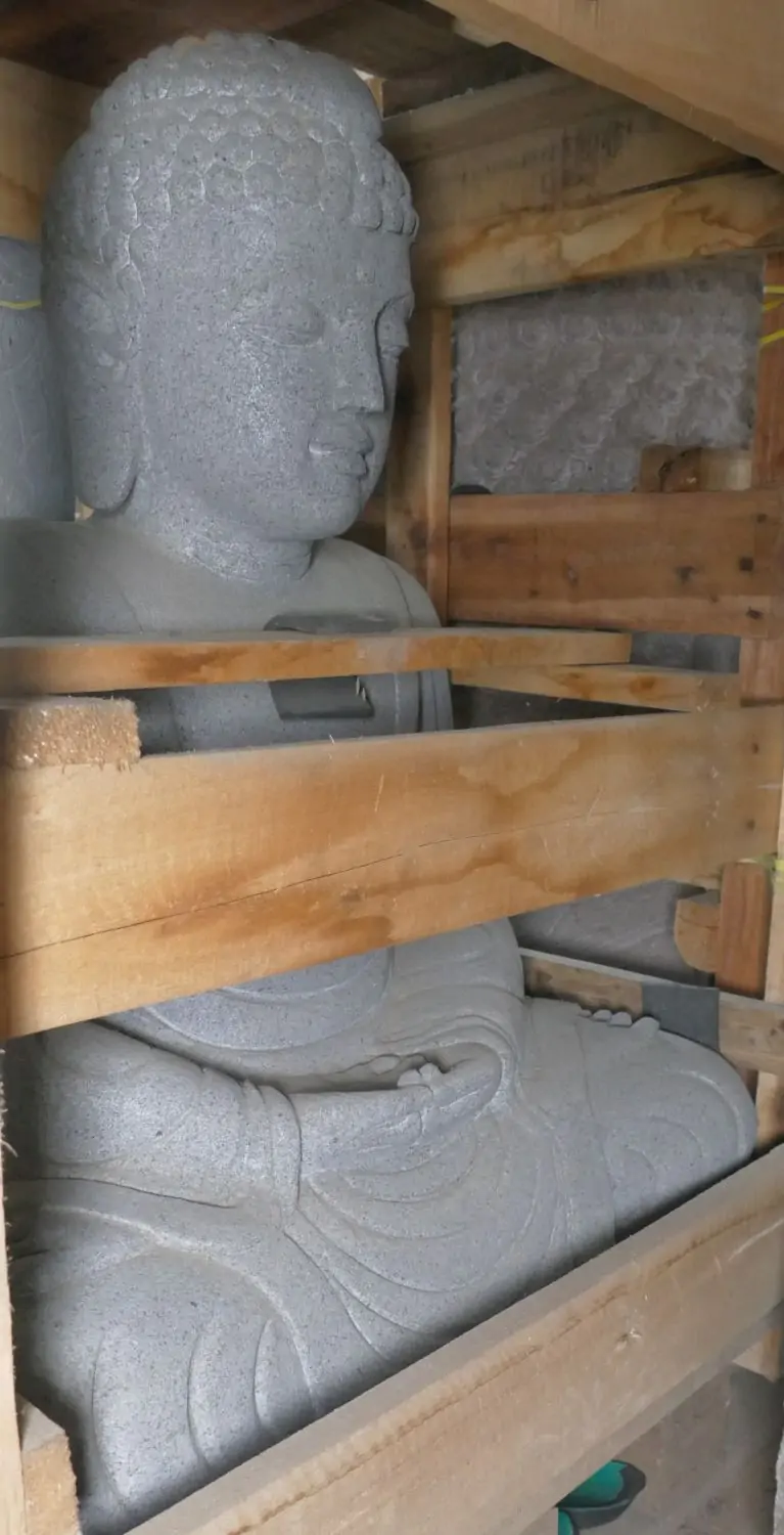  Product image 5 of the product “Seated Buddha made of high value riverstone with the hand gesture “meditation”, height 74cm. Stonemason’s work ”